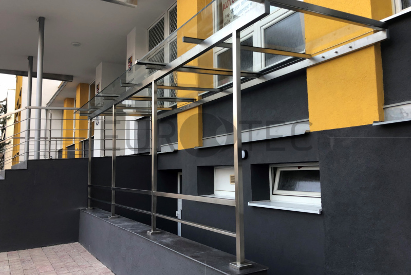 Prístrešky / S konštrukciou  - foto Prístrešky / S konštrukciou  - foto