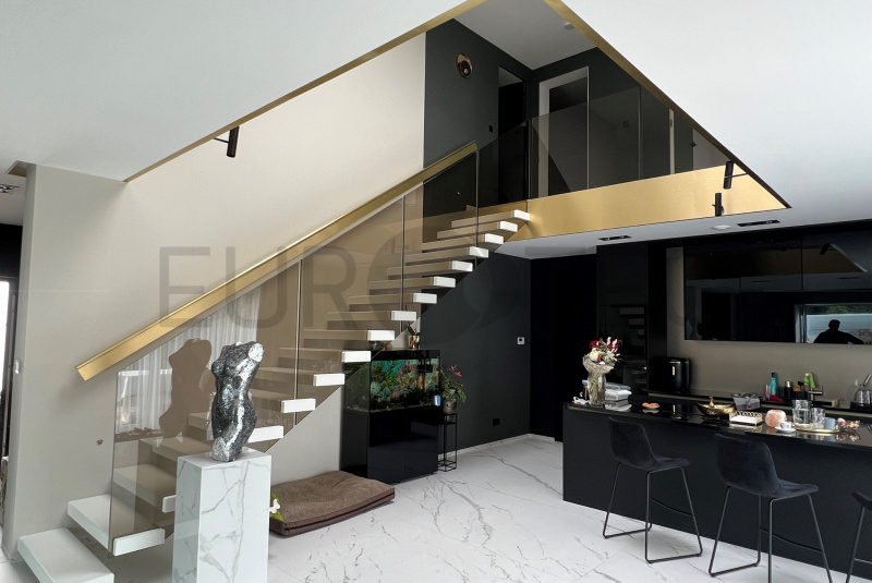 Schody / Samonosné schody - foto Schody / Samonosné schody - foto