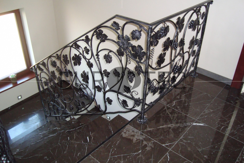 Zábradlia a balkóny / Železné - kované - foto Zábradlia a balkóny / Železné - kované - foto