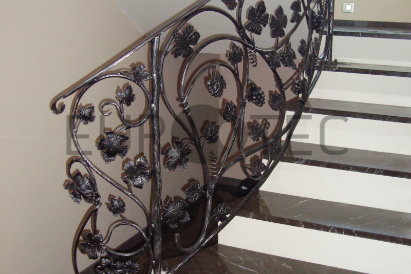 Zábradlia a balkóny / Železné - kované - foto Zábradlia a balkóny / Železné - kované - foto