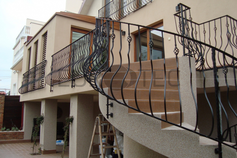 Zábradlia a balkóny / Železné - kované - foto Zábradlia a balkóny / Železné - kované - foto