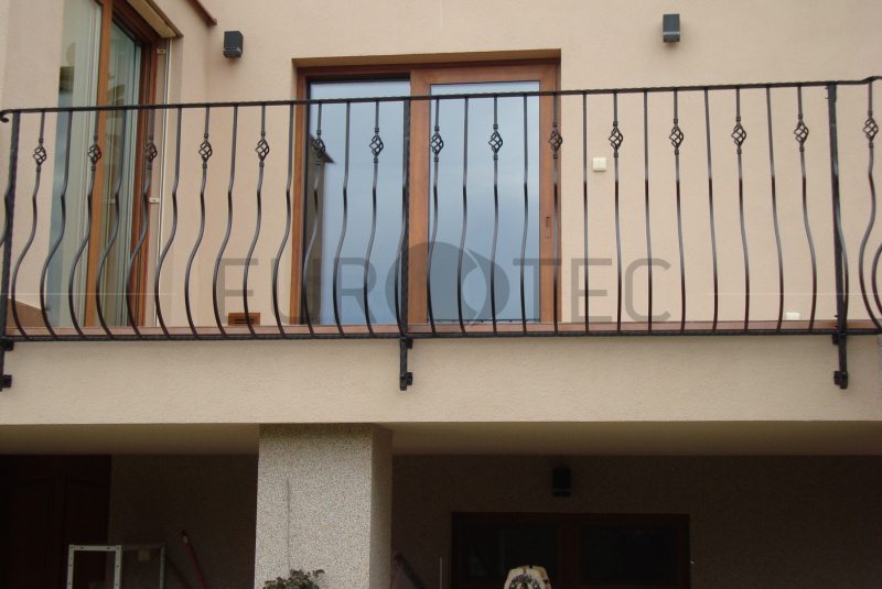 Zábradlia a balkóny / Železné - kované - foto Zábradlia a balkóny / Železné - kované - foto