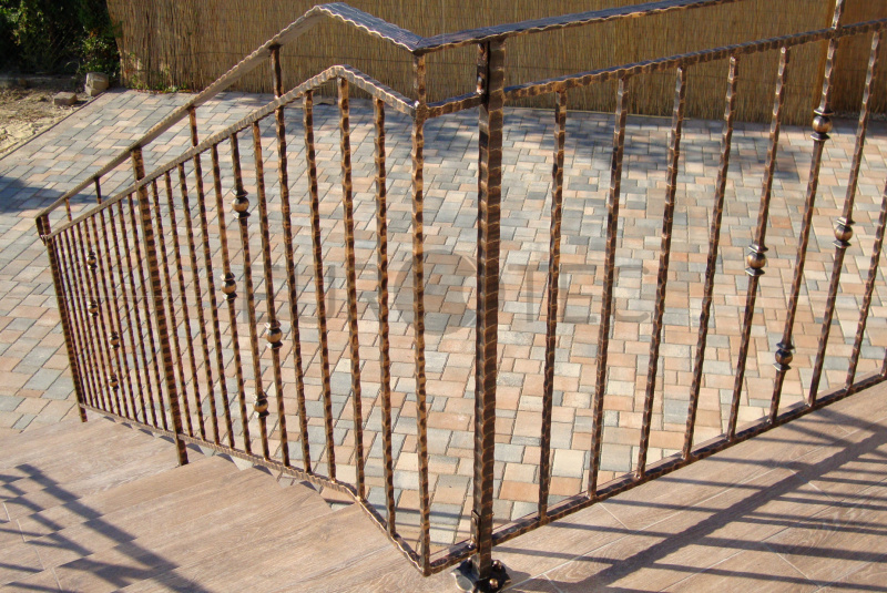 Zábradlia a balkóny / Železné - kované - foto Zábradlia a balkóny / Železné - kované - foto