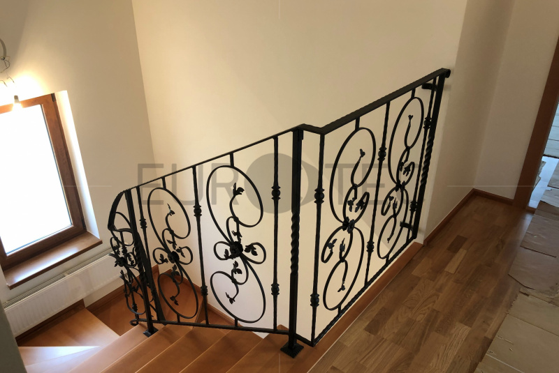Zábradlia a balkóny / Železné - kované - foto Zábradlia a balkóny / Železné - kované - foto