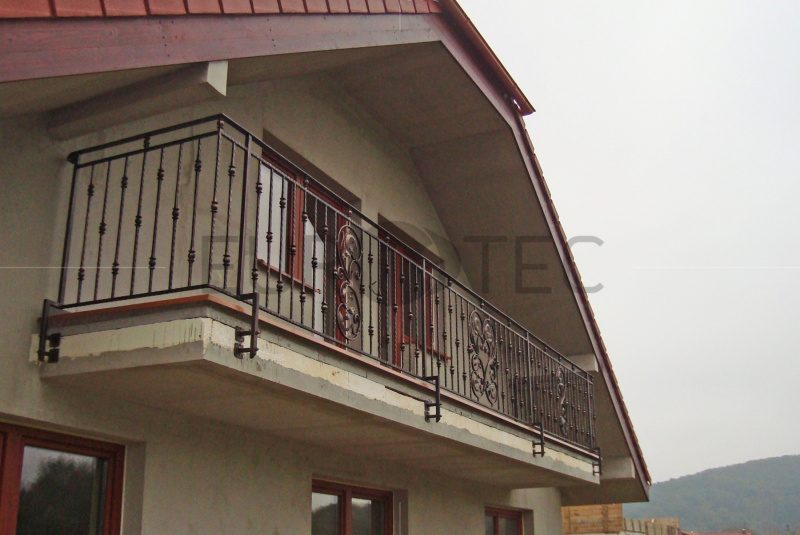 Zábradlia a balkóny / Železné - kované - foto Zábradlia a balkóny / Železné - kované - foto