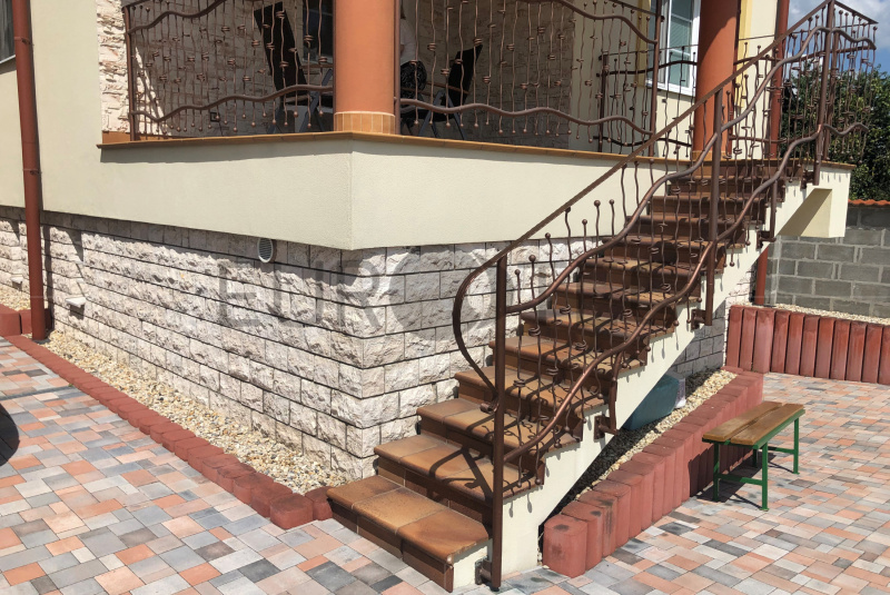 Zábradlia a balkóny / Železné - kované - foto Zábradlia a balkóny / Železné - kované - foto