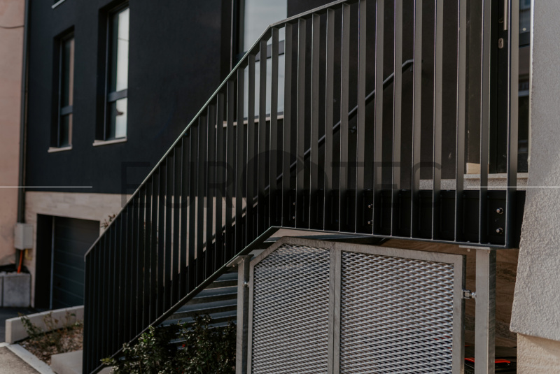 Zábradlia a balkóny / Železné - Moderné - foto Zábradlia a balkóny / Železné - Moderné - foto