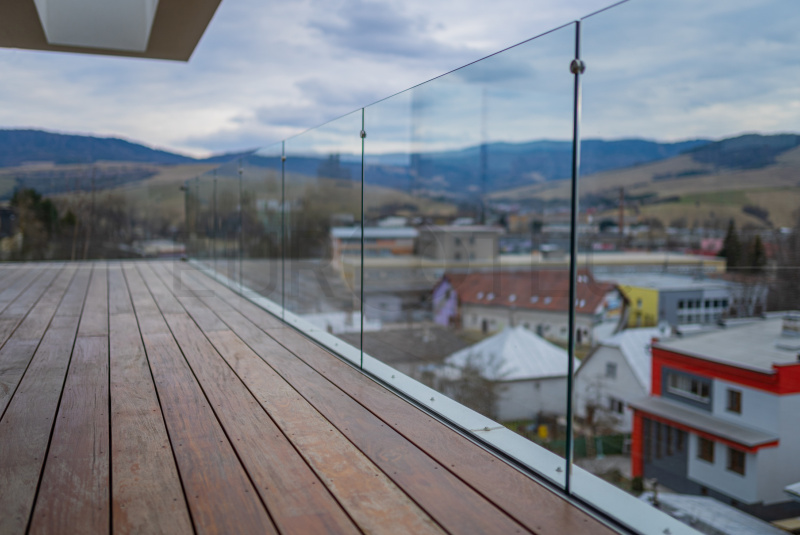 Zábradlia a balkóny / Sklenené - Lišta - foto Zábradlia a balkóny / Sklenené - Lišta - foto
