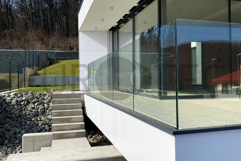 Zábradlia a balkóny / Sklenené - Lišta - foto Zábradlia a balkóny / Sklenené - Lišta - foto