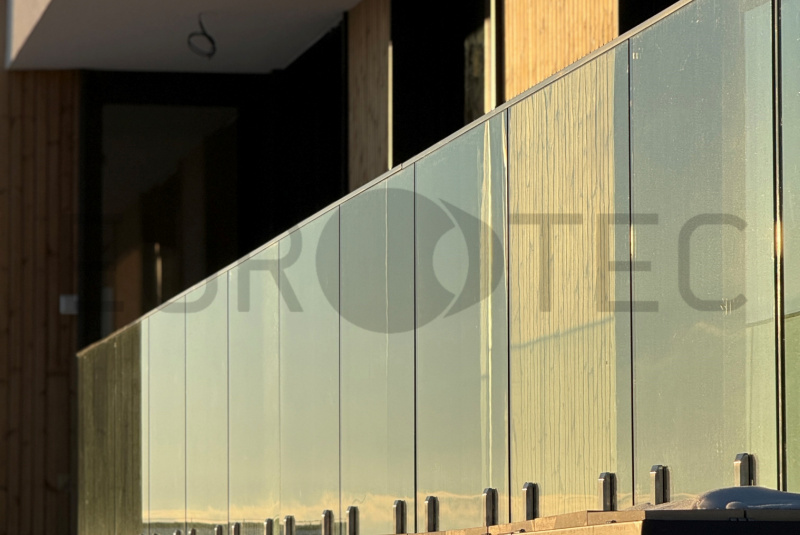 Zábradlia a balkóny / Sklenené - Stlpikové - foto Zábradlia a balkóny / Sklenené - Stlpikové - foto