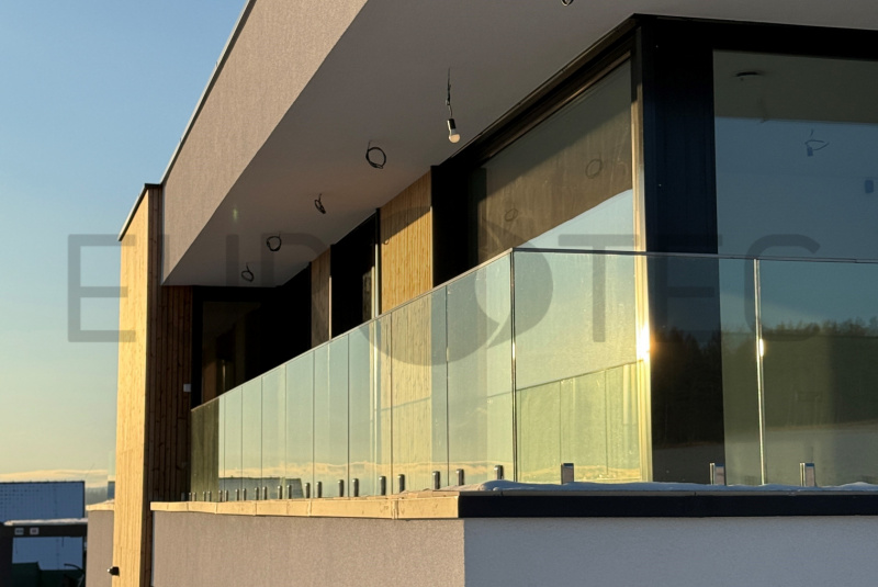 Zábradlia a balkóny / Sklenené - Stlpikové - foto Zábradlia a balkóny / Sklenené - Stlpikové - foto