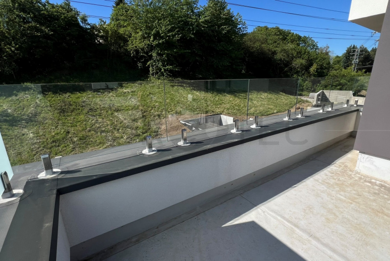 Zábradlia a balkóny / Sklenené - Stlpikové - foto Zábradlia a balkóny / Sklenené - Stlpikové - foto