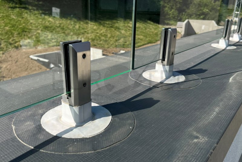 Zábradlia a balkóny / Sklenené - Stlpikové - foto Zábradlia a balkóny / Sklenené - Stlpikové - foto