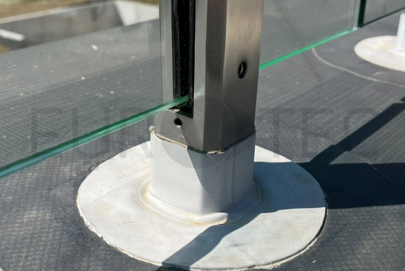 Zábradlia a balkóny / Sklenené - Stlpikové - foto Zábradlia a balkóny / Sklenené - Stlpikové - foto