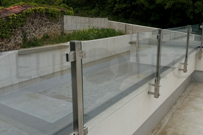 Zábradlia a balkóny / Sklenené - Stlpikové - foto Zábradlia a balkóny / Sklenené - Stlpikové - foto