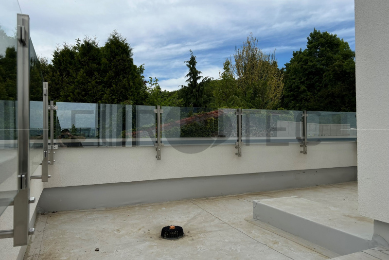 Zábradlia a balkóny / Sklenené - Stlpikové - foto Zábradlia a balkóny / Sklenené - Stlpikové - foto