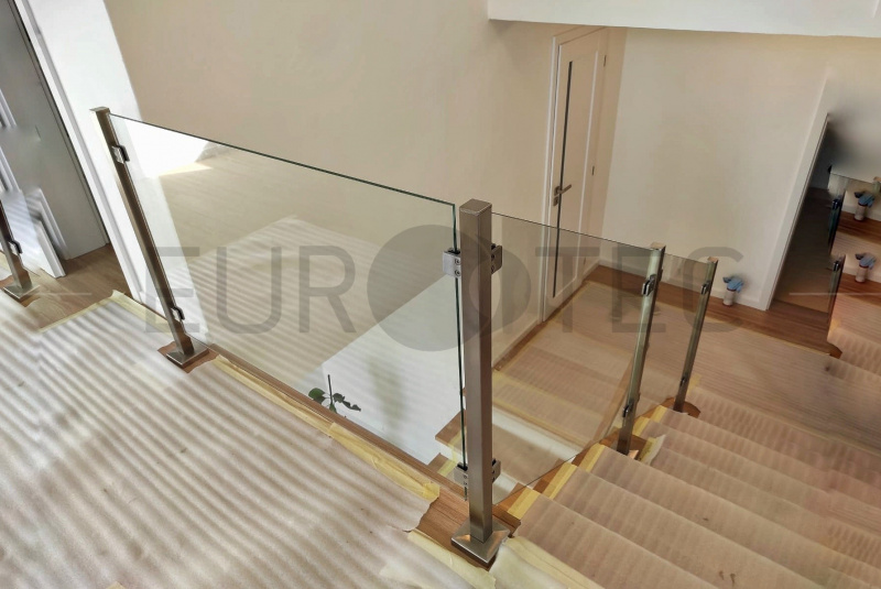 Zábradlia a balkóny / Sklenené - Stlpikové - foto Zábradlia a balkóny / Sklenené - Stlpikové - foto