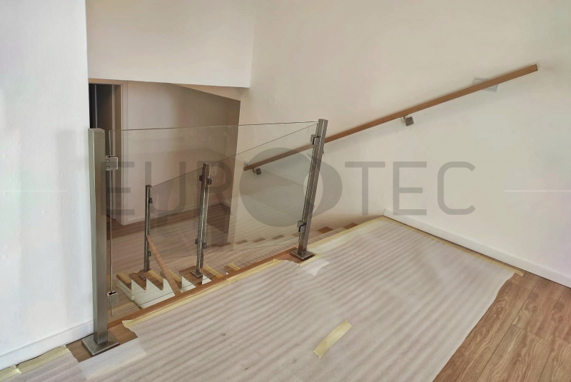 Zábradlia a balkóny / Sklenené - Stlpikové - foto Zábradlia a balkóny / Sklenené - Stlpikové - foto