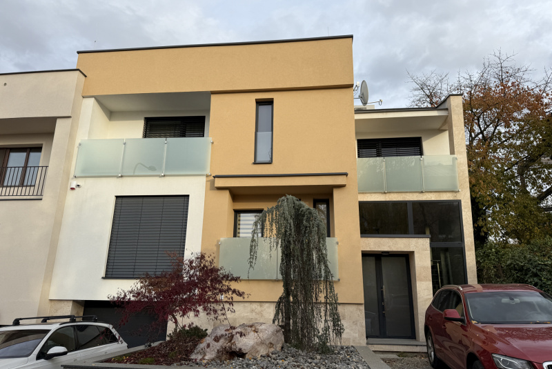 Zábradlia a balkóny / Sklenené - Stlpikové - foto Zábradlia a balkóny / Sklenené - Stlpikové - foto