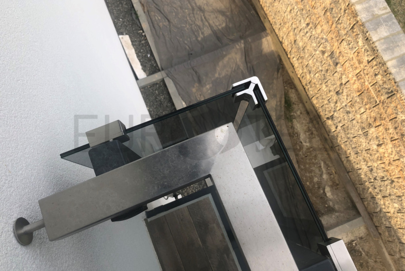 Zábradlia a balkóny / Sklenené - Stlpikové - foto Zábradlia a balkóny / Sklenené - Stlpikové - foto