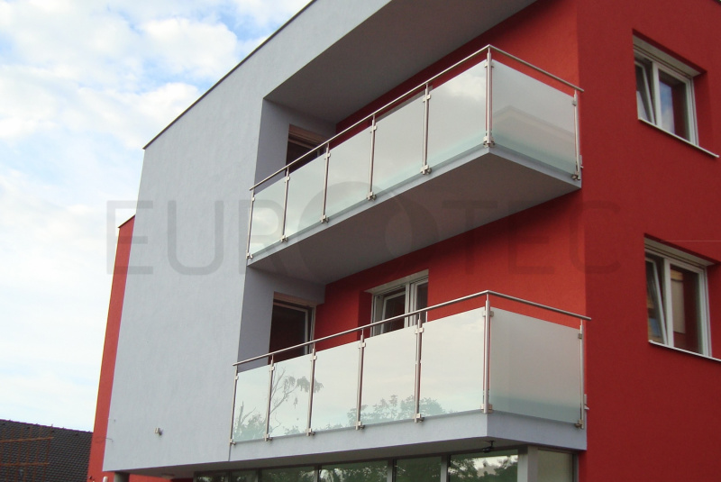 Zábradlia a balkóny / Sklenené - Stlpikové - foto Zábradlia a balkóny / Sklenené - Stlpikové - foto