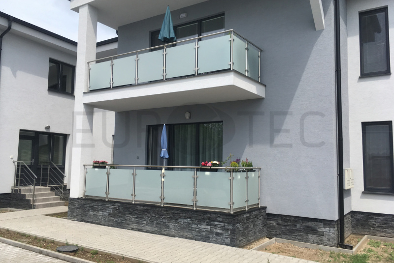 Zábradlia a balkóny / Sklenené - Stlpikové - foto Zábradlia a balkóny / Sklenené - Stlpikové - foto