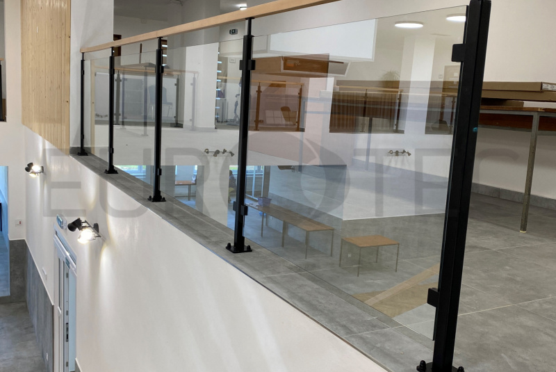 Zábradlia a balkóny / Sklenené - Stlpikové - foto Zábradlia a balkóny / Sklenené - Stlpikové - foto