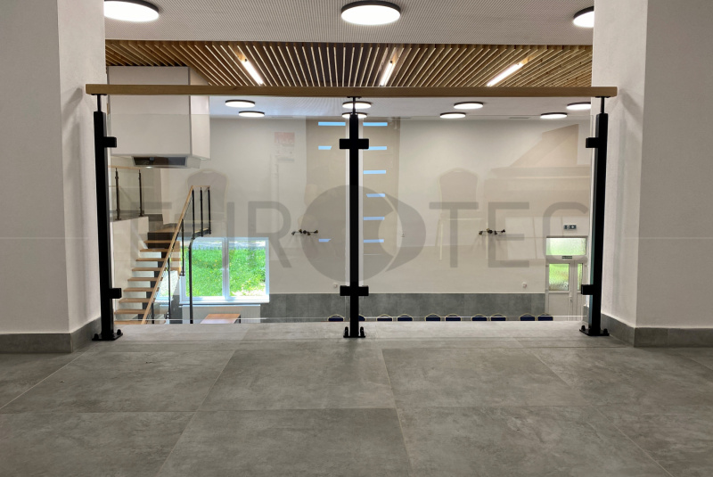 Zábradlia a balkóny / Sklenené - Stlpikové - foto Zábradlia a balkóny / Sklenené - Stlpikové - foto