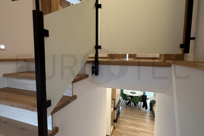 Zábradlia a balkóny / Sklenené - Stlpikové - foto Zábradlia a balkóny / Sklenené - Stlpikové - foto